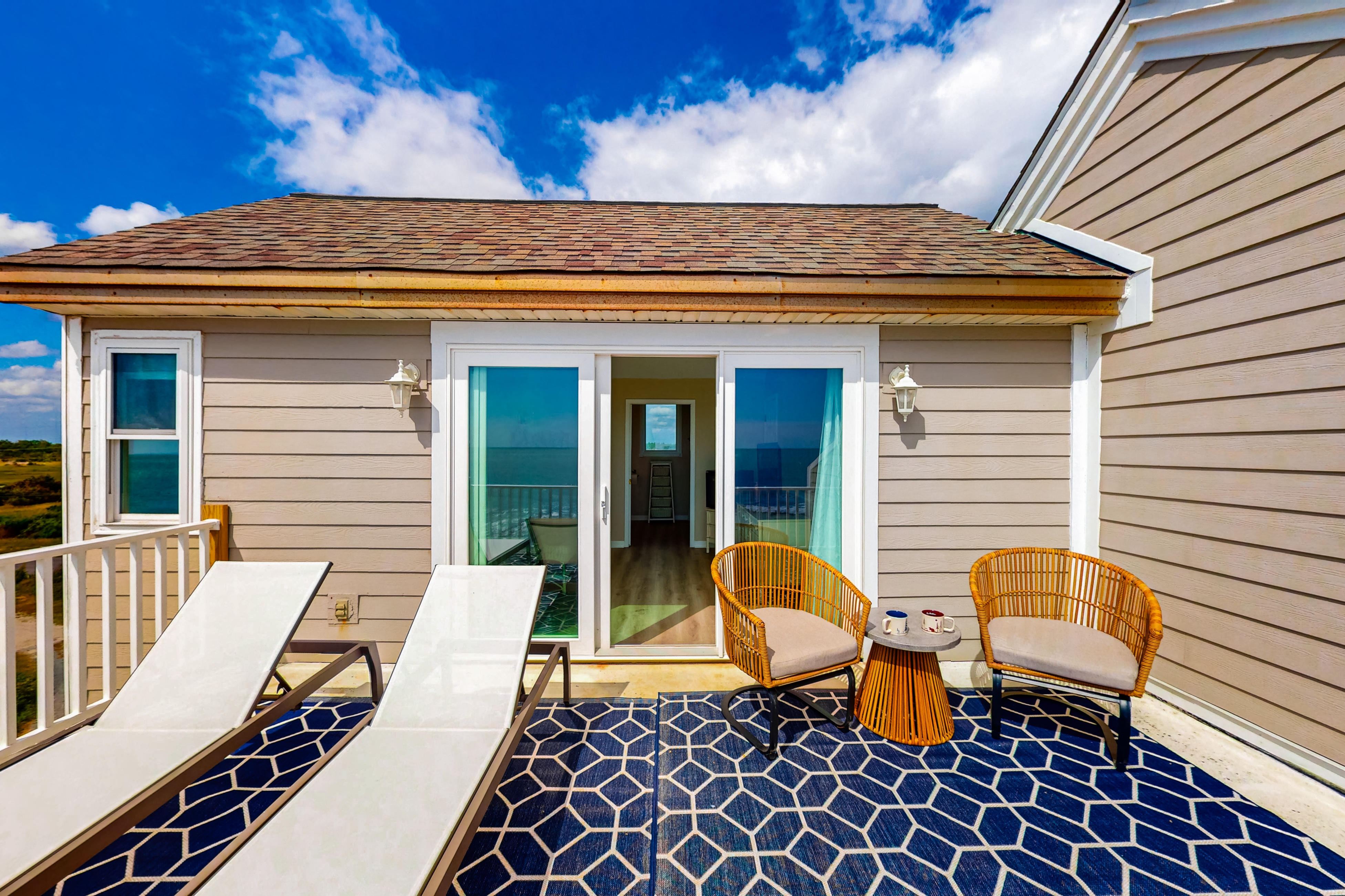 Renovated townhome right on the ocean with private beach & coffee stations
