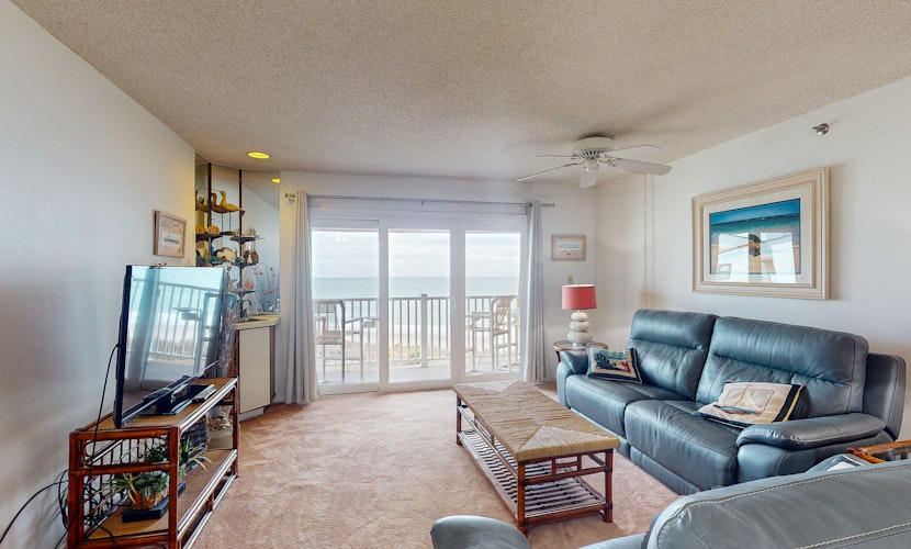 Charming ocean-view condo with washer/dryer, on-site pool