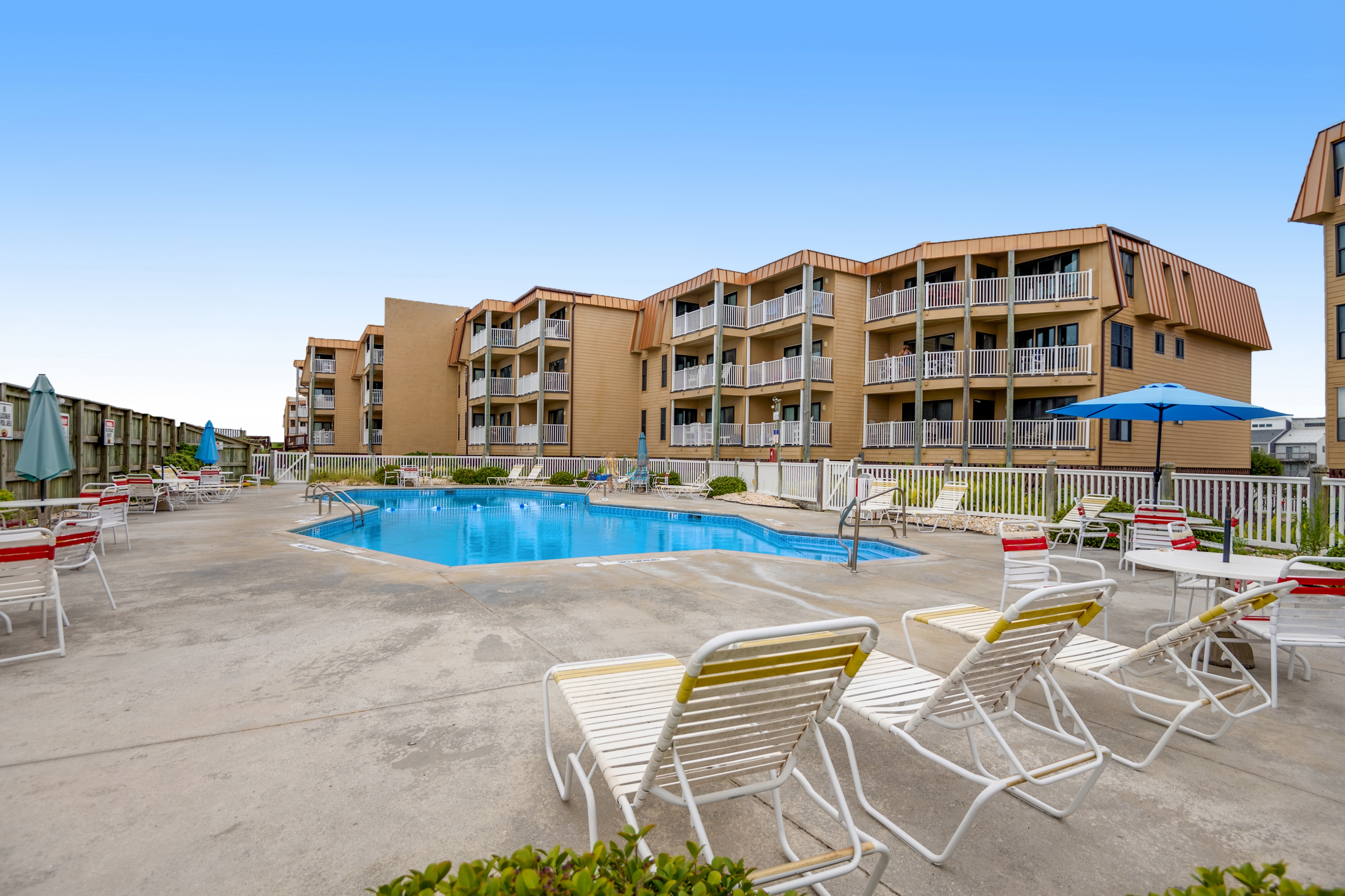 Charming ocean-view condo with washer/dryer, on-site pool