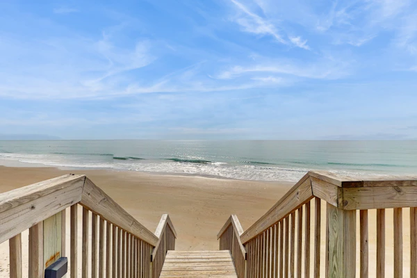 Relaxing oceanfront condo with pool, gym, kitchen, and WiFi