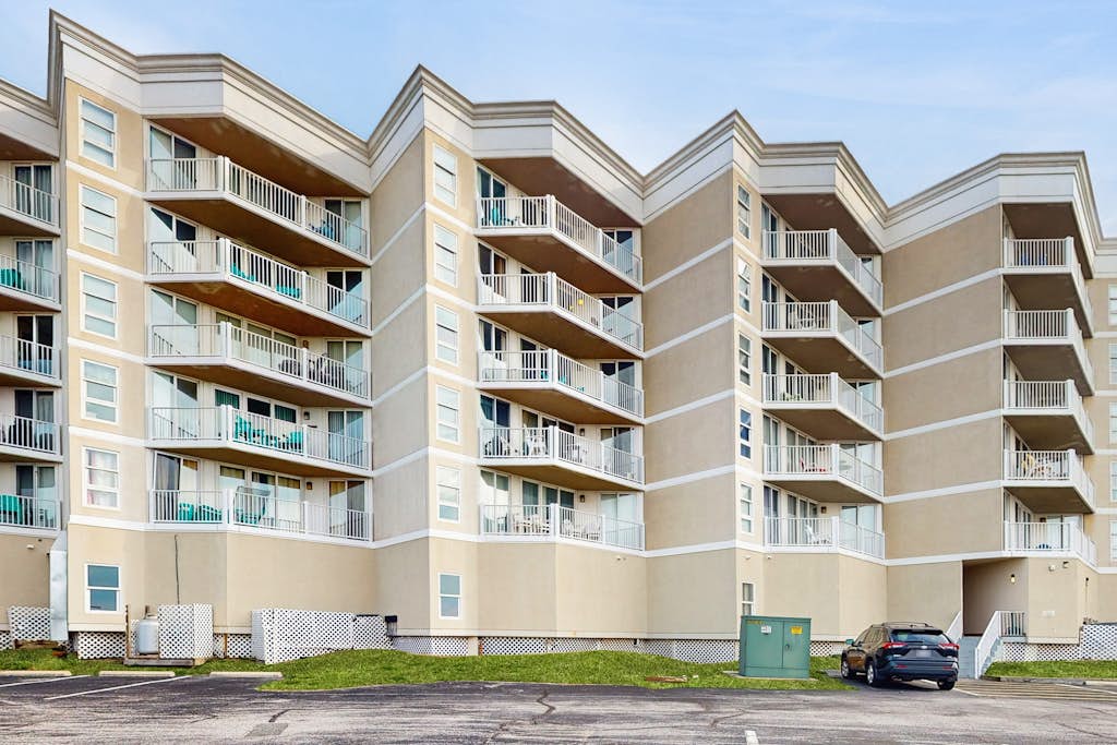 Relaxing oceanfront condo with pool, gym, kitchen, and WiFi