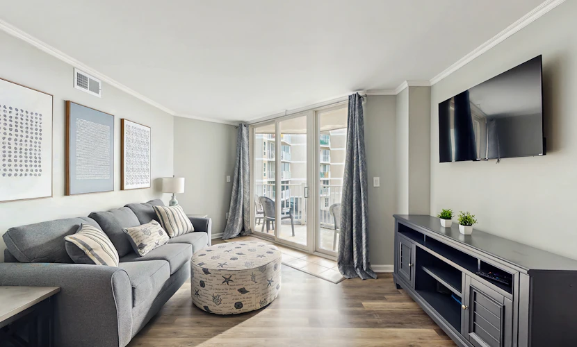 Relaxing oceanfront condo with pool, gym, kitchen, and WiFi