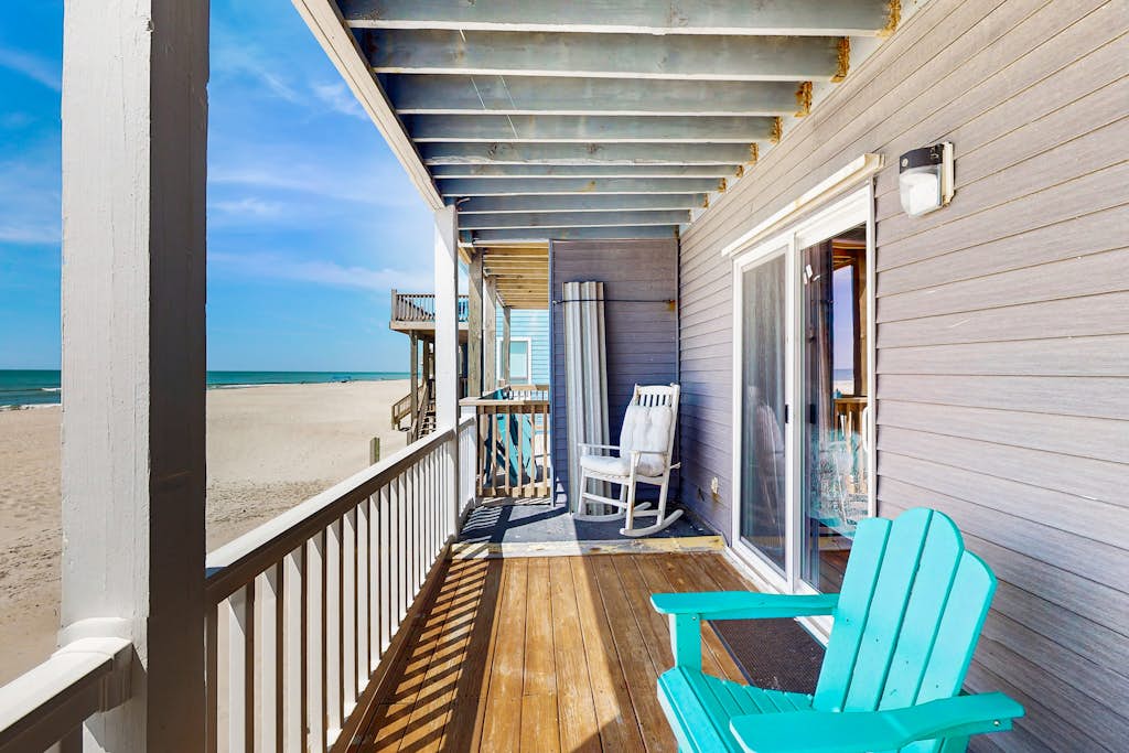 Dog-friendly oceanfront home with direct beach access and close to attractions