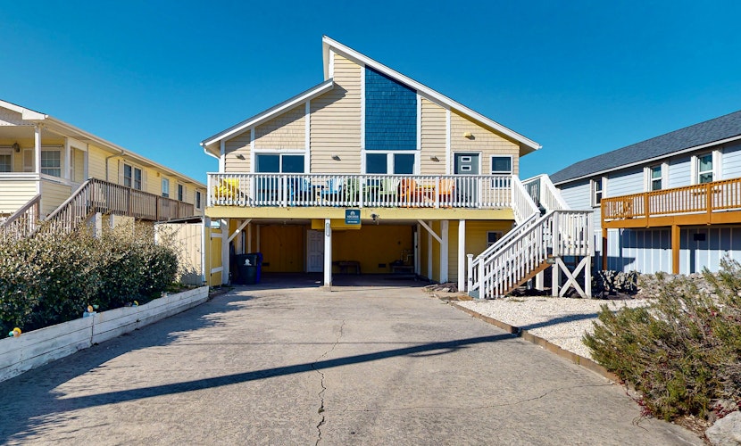 Ocean view cottage with beach access, furnished deck, washer/dryer & AC