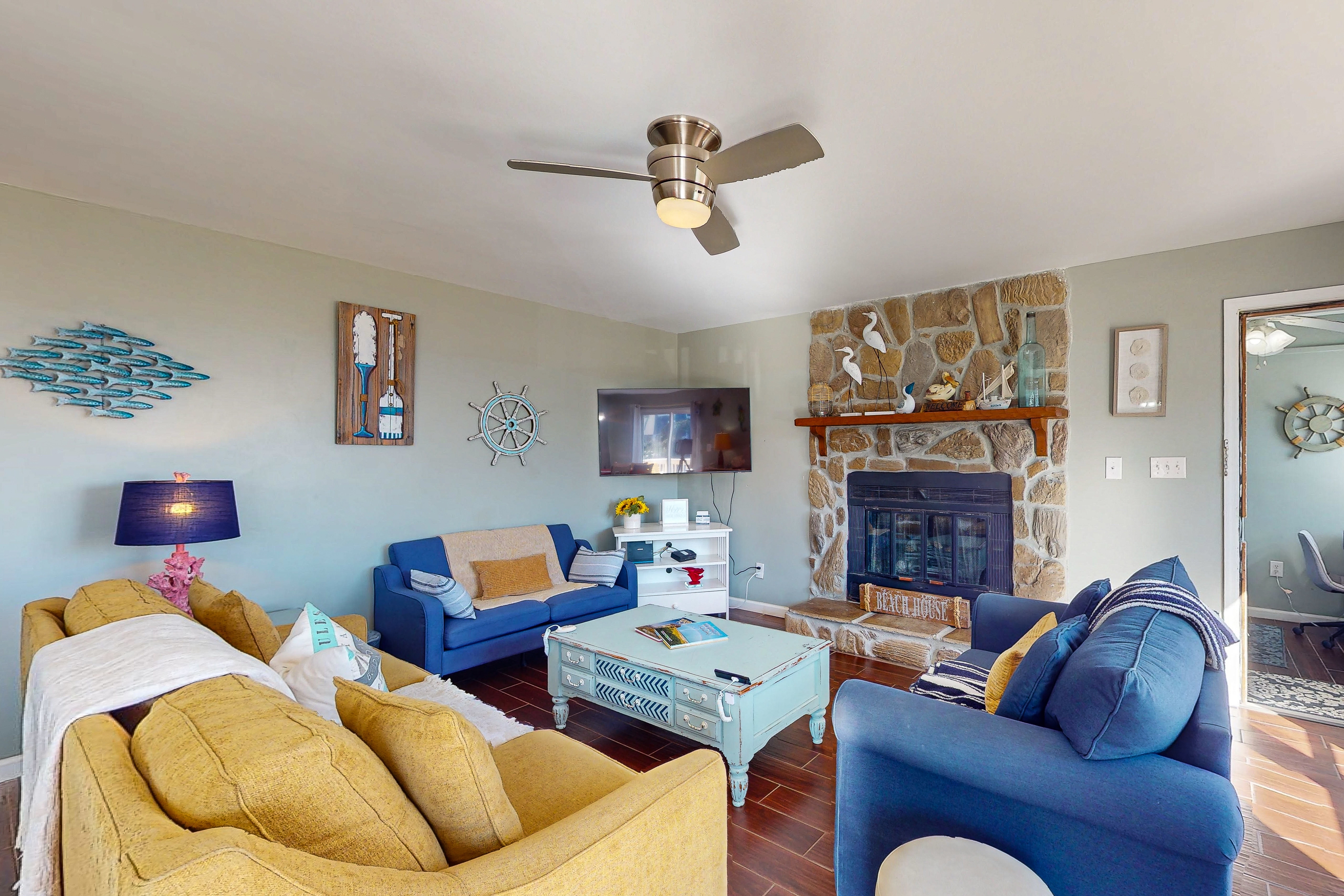 Ocean view cottage with beach access, furnished deck, washer/dryer & AC