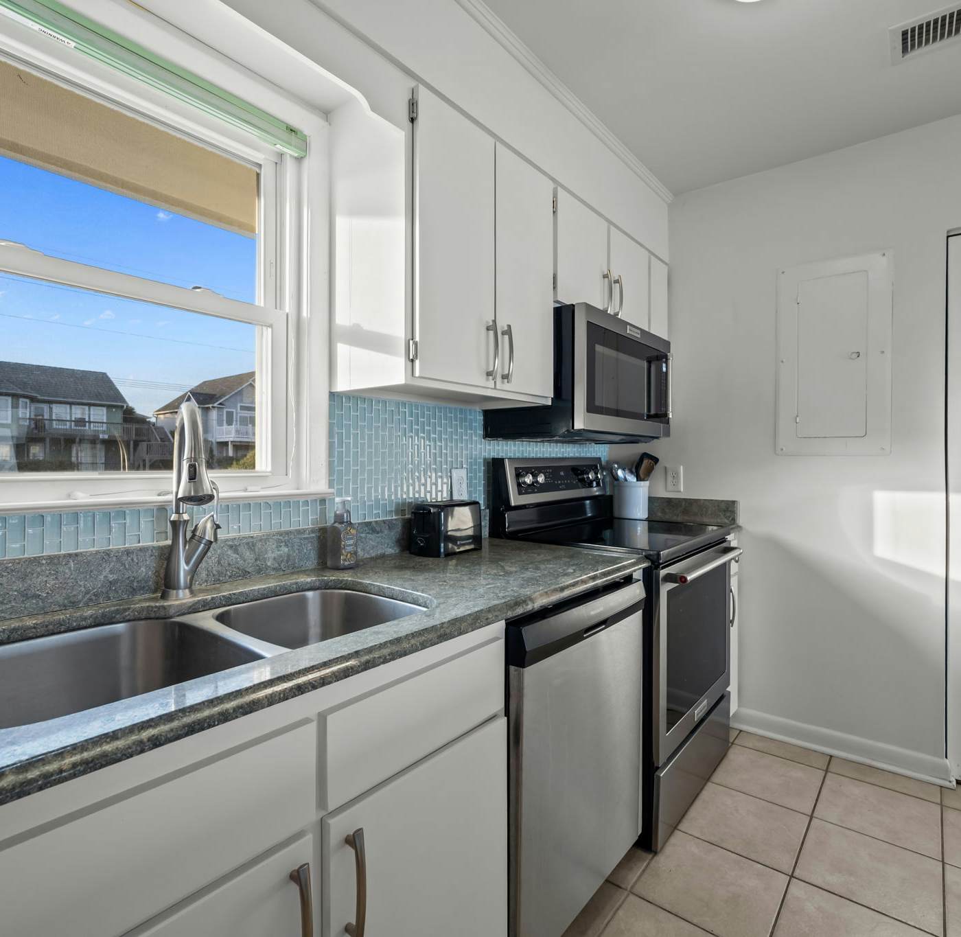 SC1824 The Beach Hut