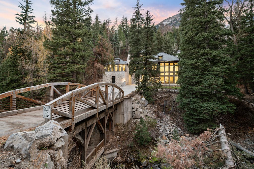 Pont de Rêves: Luxe Sundance Riverfront Chateau