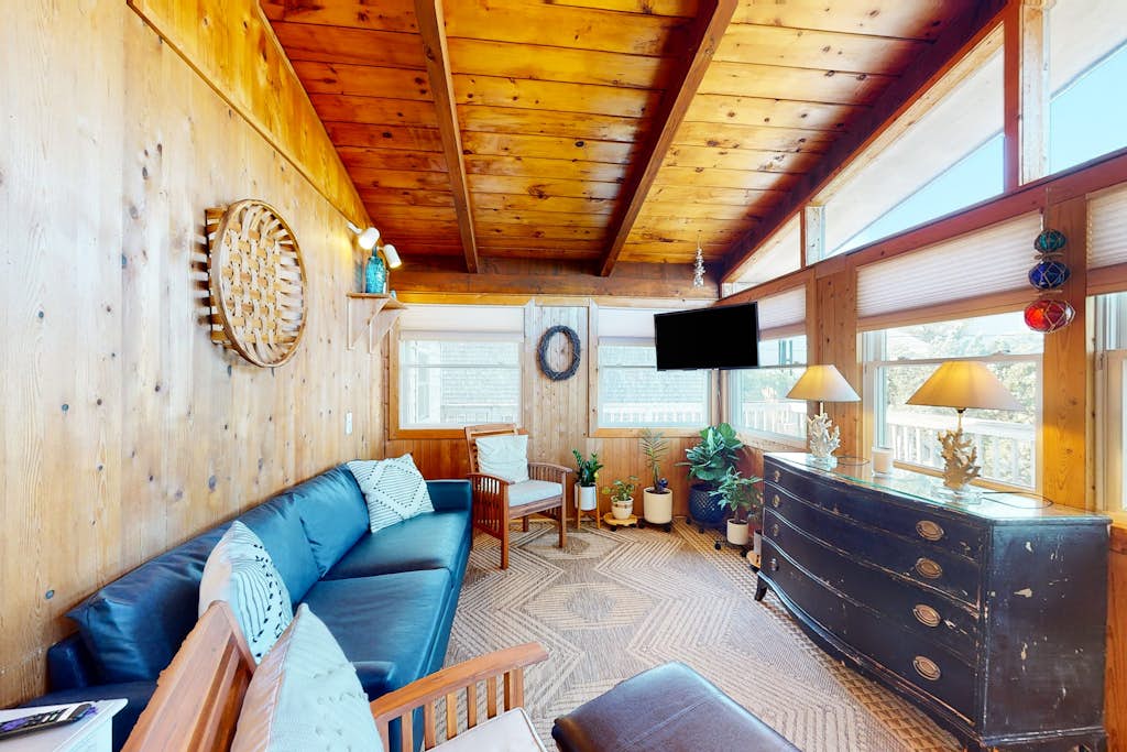 Sound-side home with a yard, central AC & washer/dryer - walk to beaches