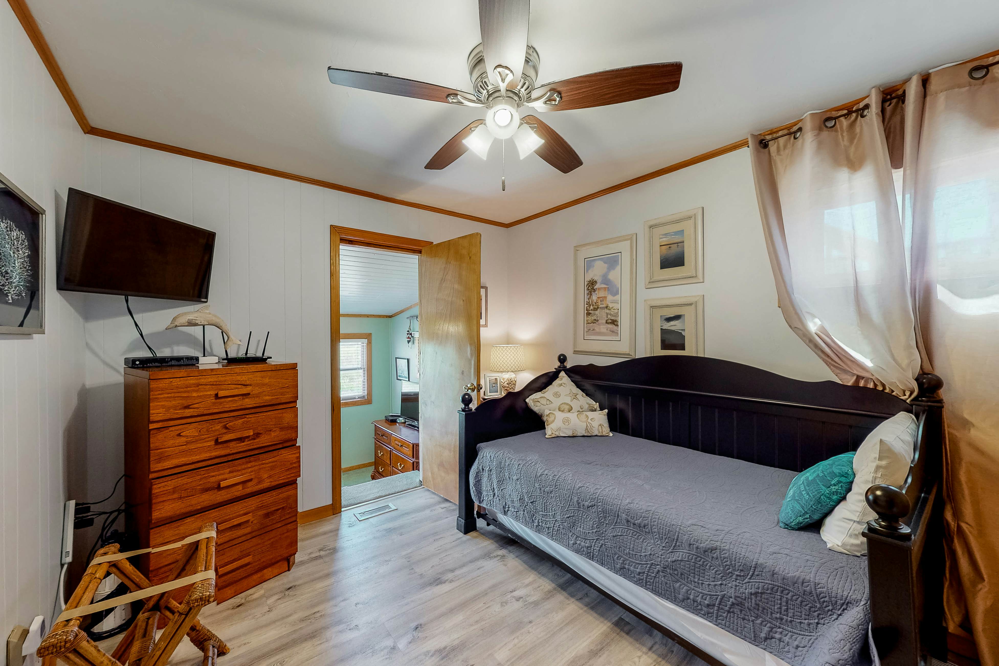 FO224 Dolphin Watch 224