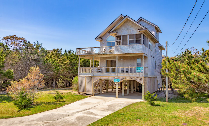 Inviting, dog-friendly home with wraparound decks, washer/dryer & outdoor shower