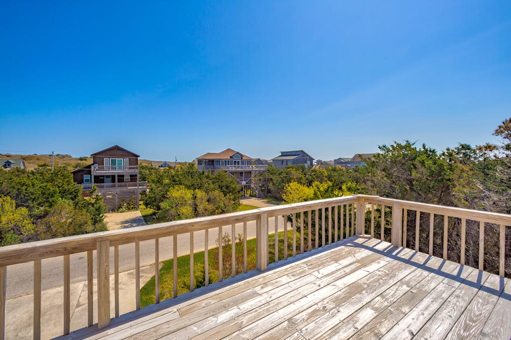 Inviting, dog-friendly home with wraparound decks, washer/dryer & outdoor shower