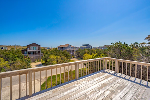 Inviting, dog-friendly home with wraparound decks, washer/dryer & outdoor shower