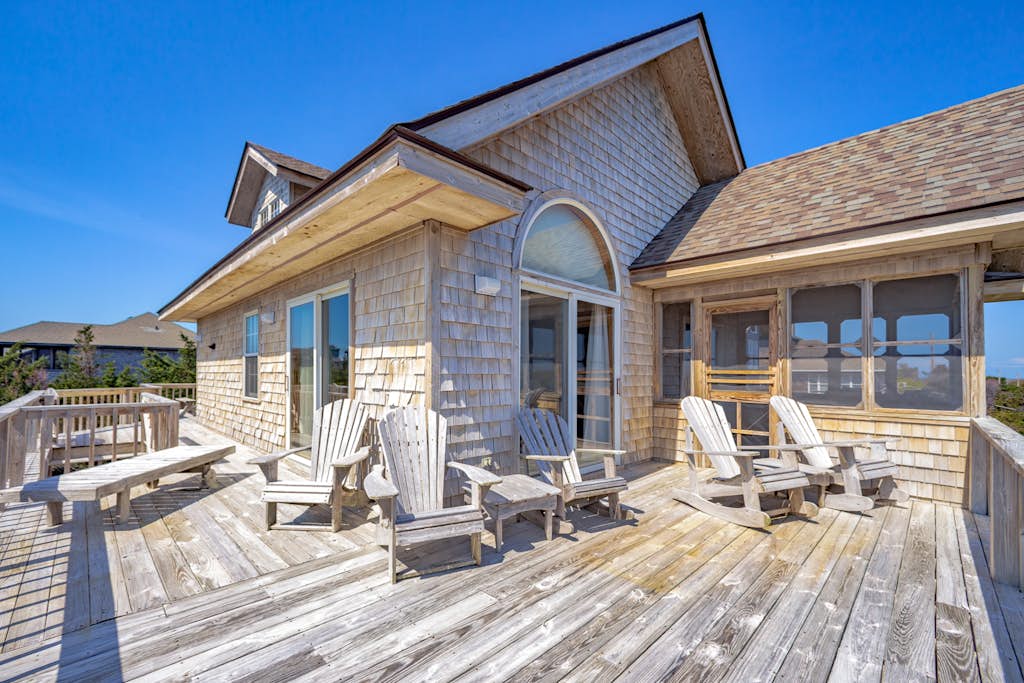 Inviting, dog-friendly home with wraparound decks, washer/dryer & outdoor shower