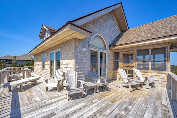 Inviting, dog-friendly home with wraparound decks, washer/dryer & outdoor shower