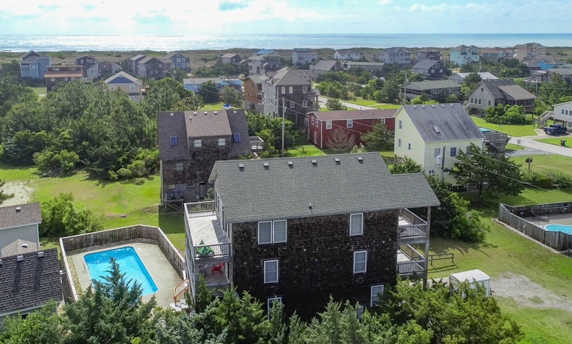 Dog-friendly home with private outdoor pool, hot tub, foosball table & game room