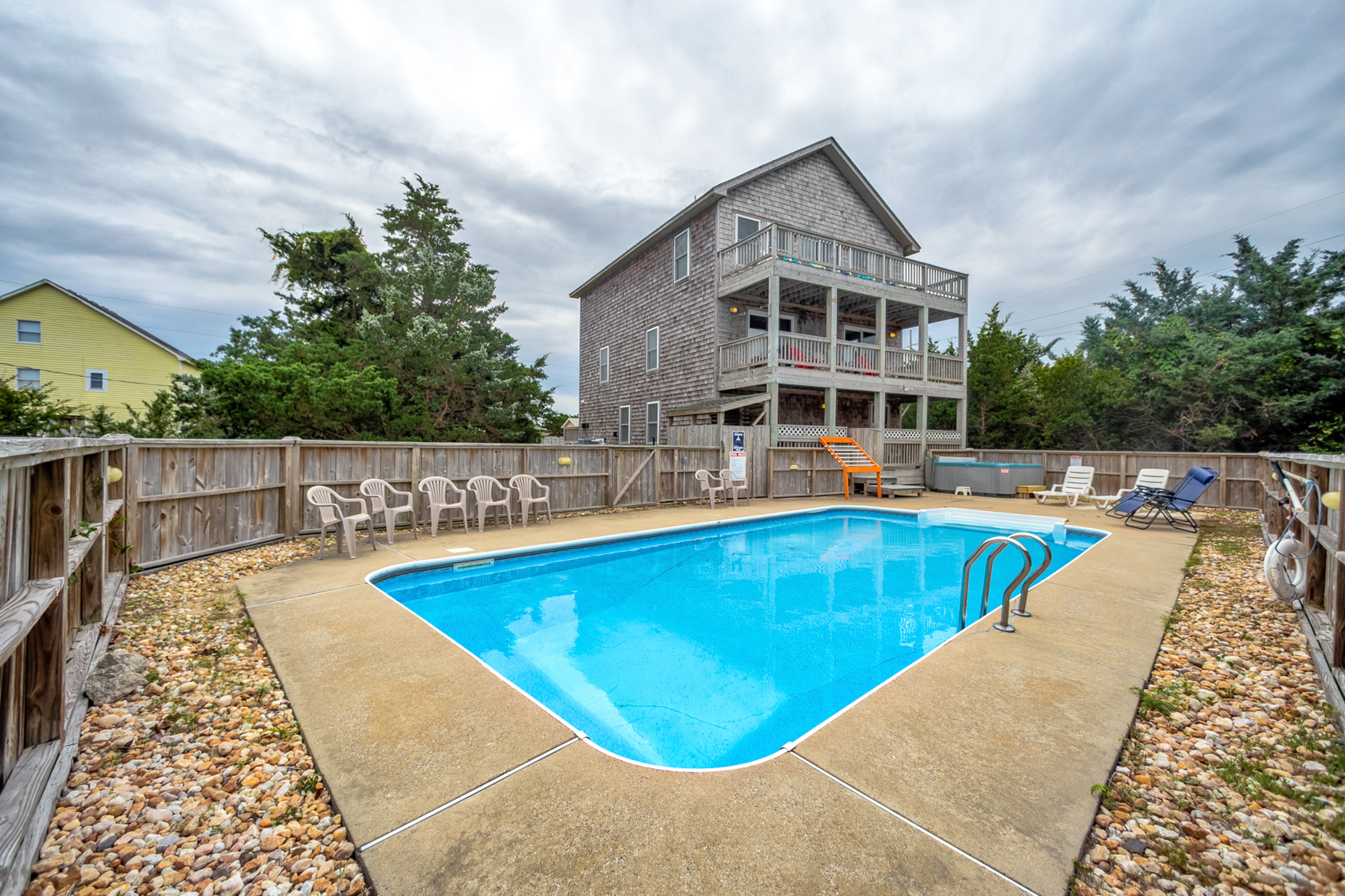 Dog-friendly home with private outdoor pool, hot tub, foosball table & game room