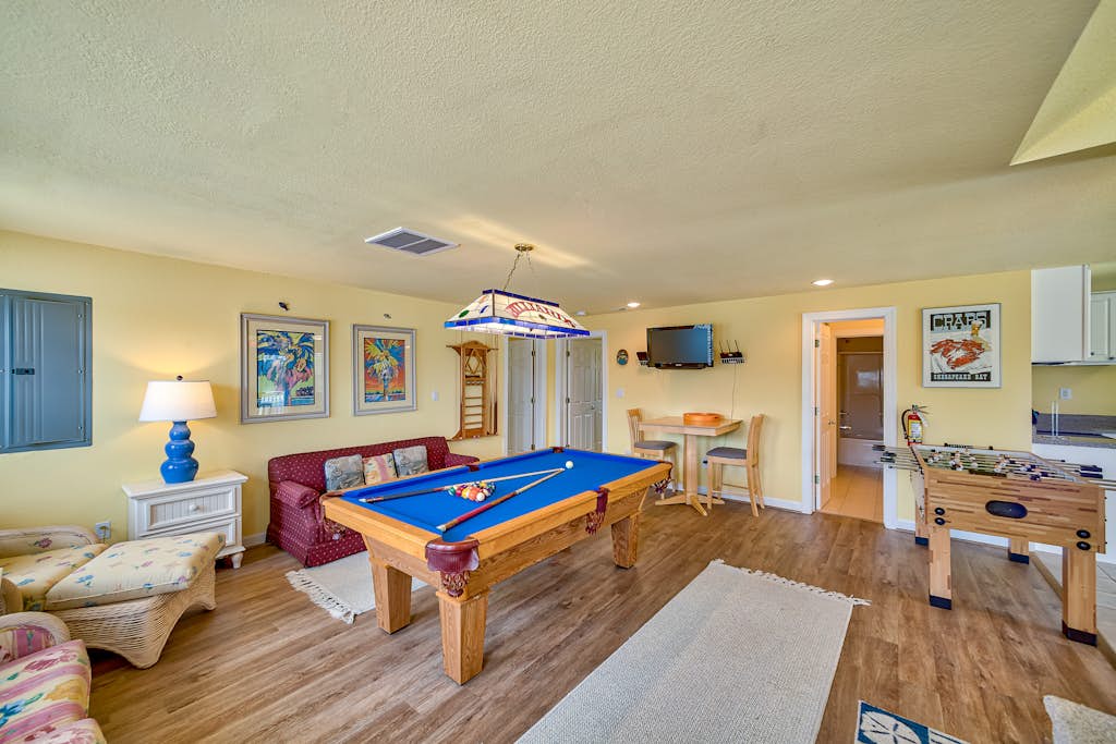 Bright, bold, & spacious home close to beach with pool & private hot tub