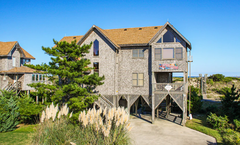Oceanfront 5 bedroom house w/ ocean view, private W/D, AC, private hot tub