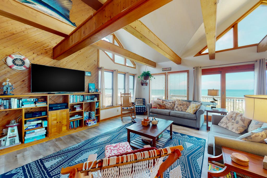 Oceanfront 5 bedroom house w/ ocean view, private W/D, AC, private hot tub