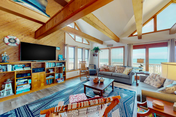 Oceanfront 5 bedroom house w/ ocean view, private W/D, AC, private hot tub