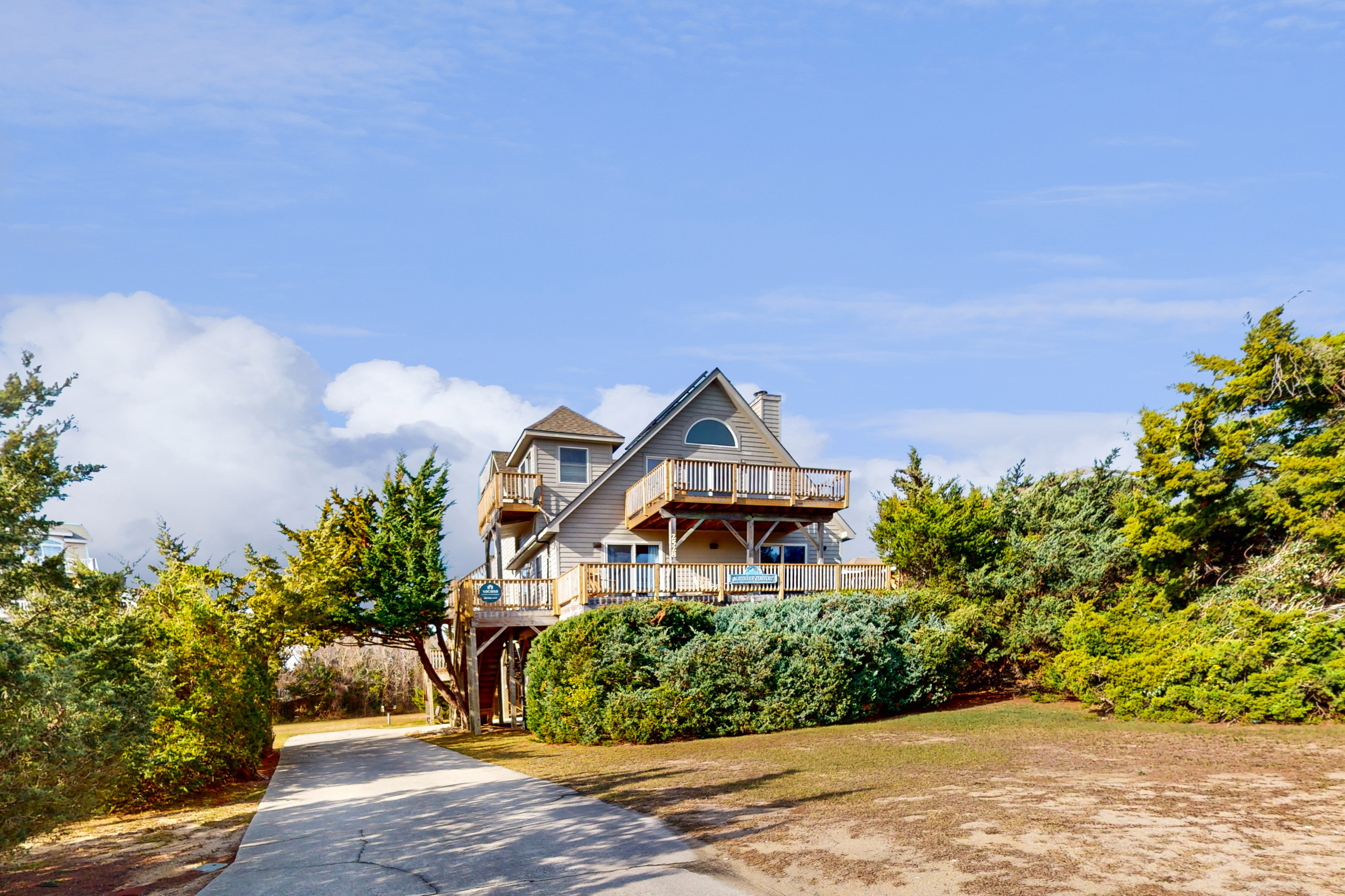 Lakefront dog-friendly home w/private hot tub, fireplace, outdoor pool & tennis