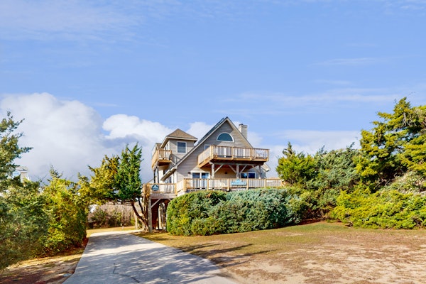 Lakefront dog-friendly home w/private hot tub, fireplace, outdoor pool & tennis