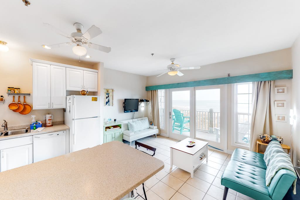Oceanfront, dog-friendly condo with ocean view, pool & central AC
