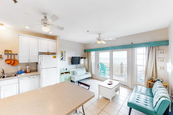 Oceanfront, dog-friendly condo with ocean view, pool & central AC