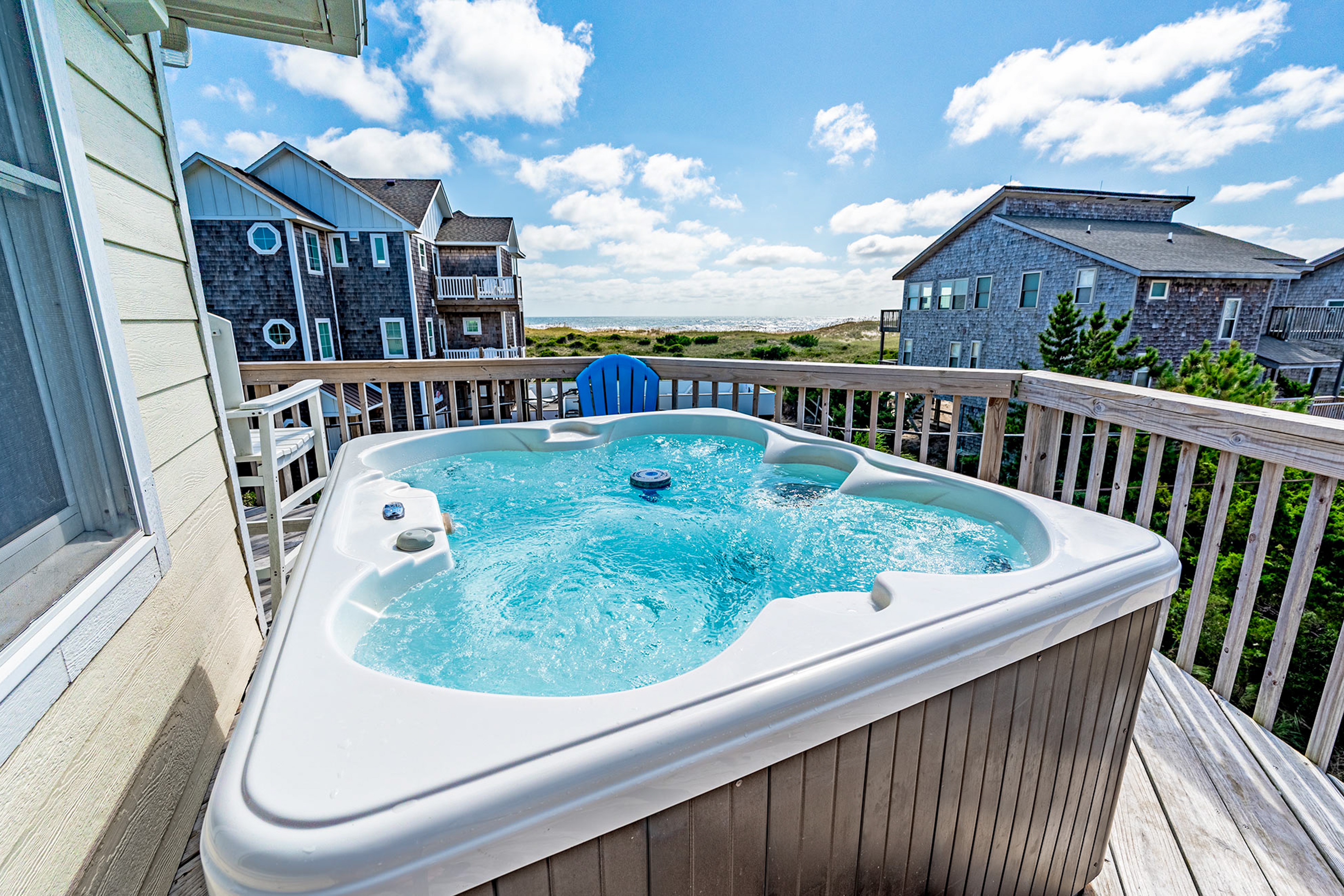 Semi-Ocean Front Retreat with Full Kitchen, Wifi, Outdoor Shower and A/C