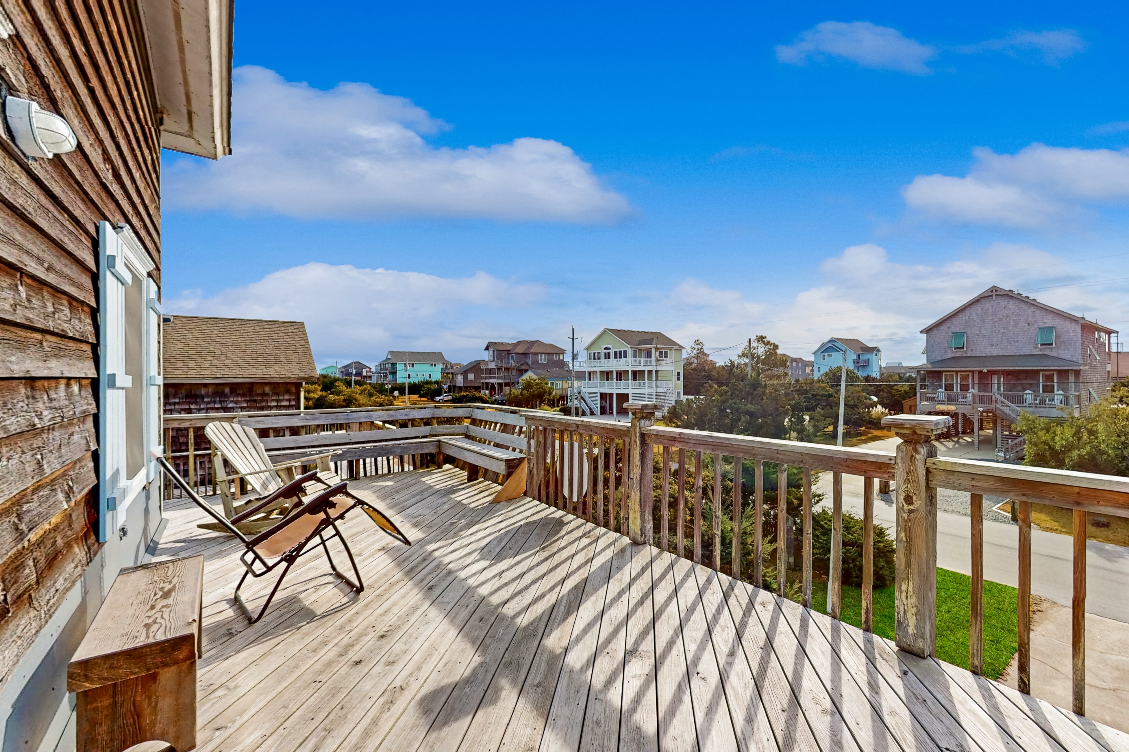 Lovely home close to the sand with wood finishes, balcony, washer/dryer, & AC