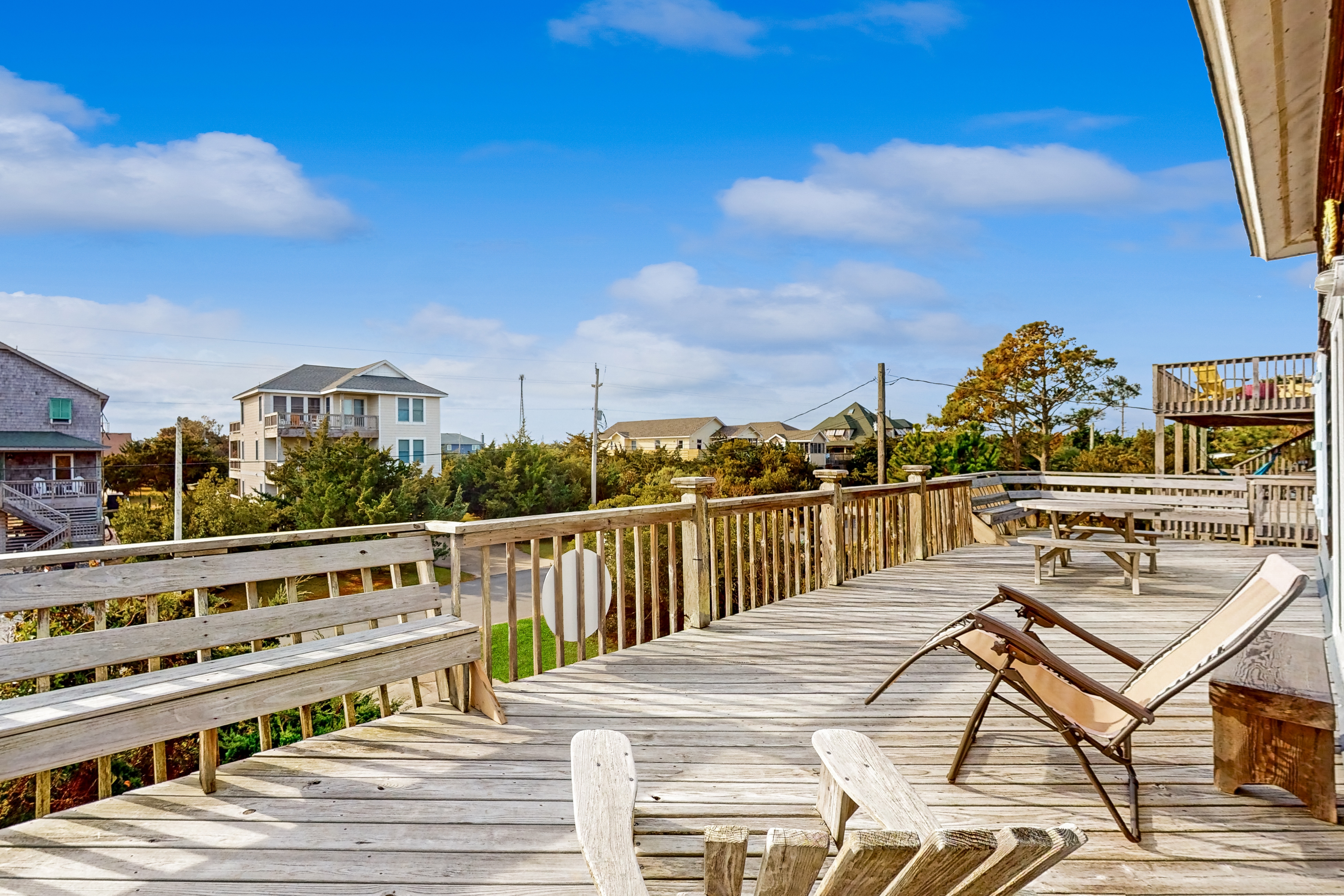 Lovely home close to the sand with wood finishes, balcony, washer/dryer, & AC