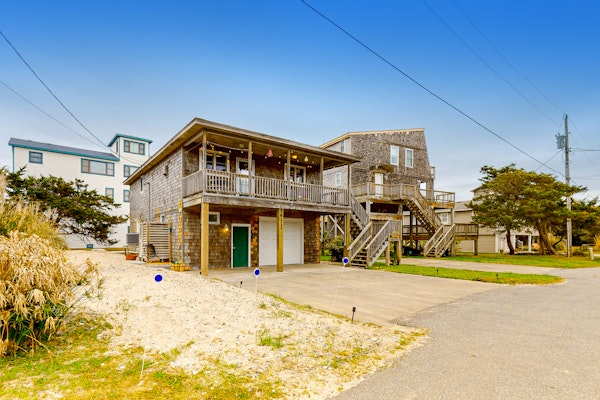 Charming oceanside beach cottage - short walk to private beach access & marinas