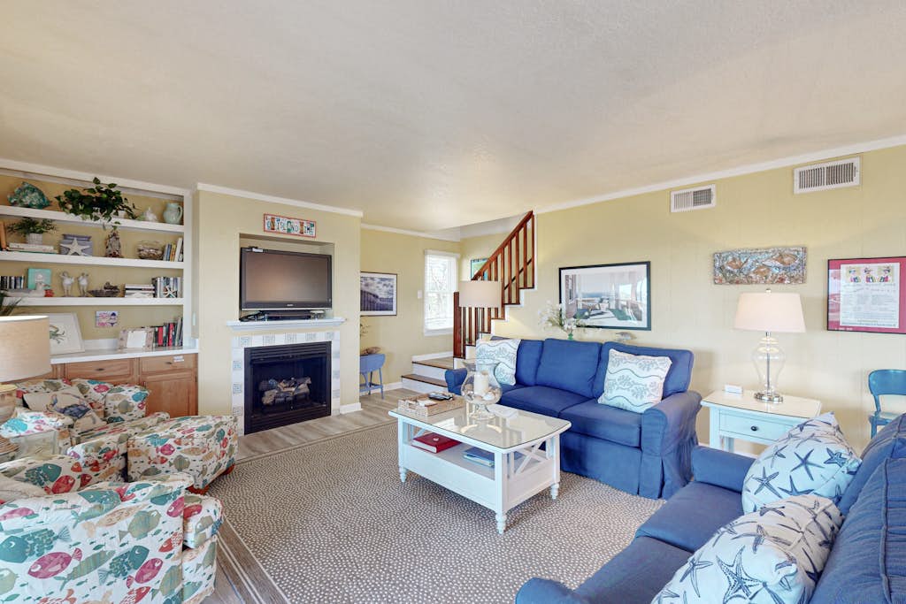 Dog-friendly House w/Water View, Free WiFi, AC, Private Hot Tub