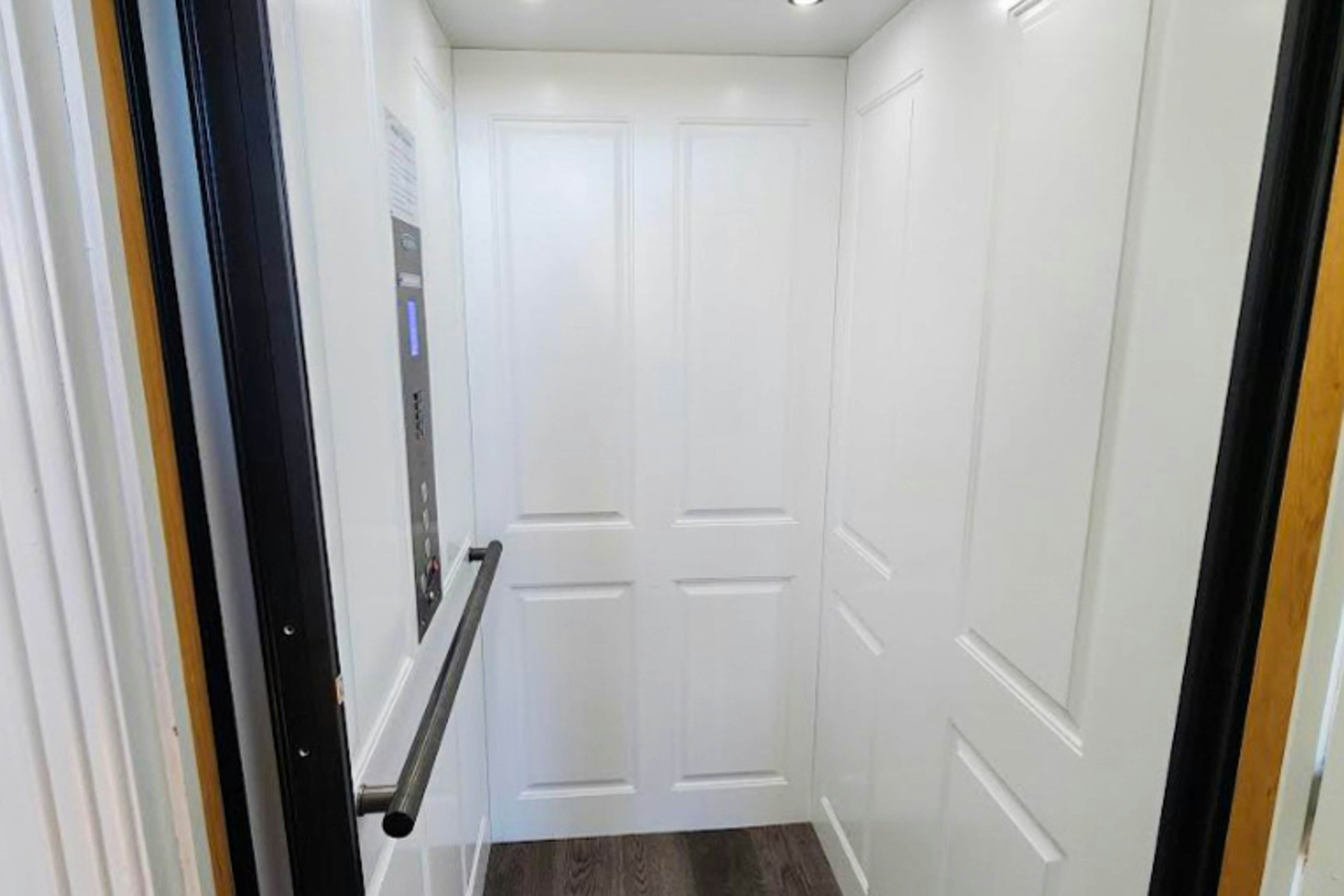 AVLE796 The Shark Tank 796