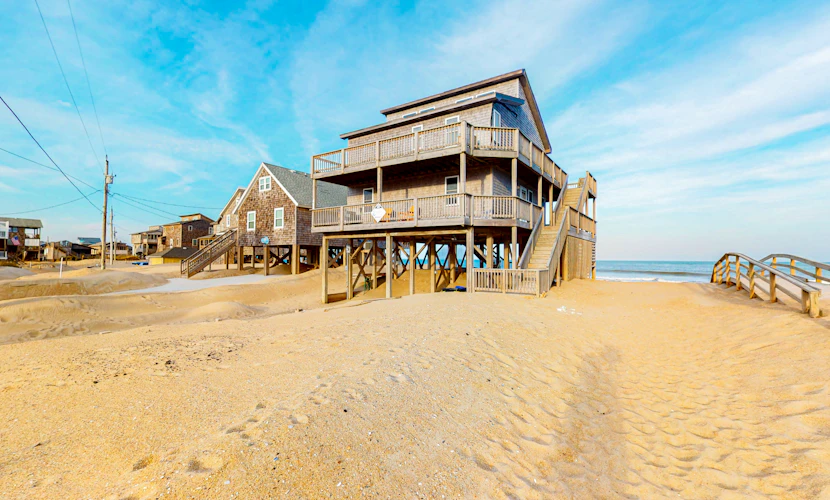 Oceanfront 4 bedroom house w/ private W/D, WiFi, shared pool, AC