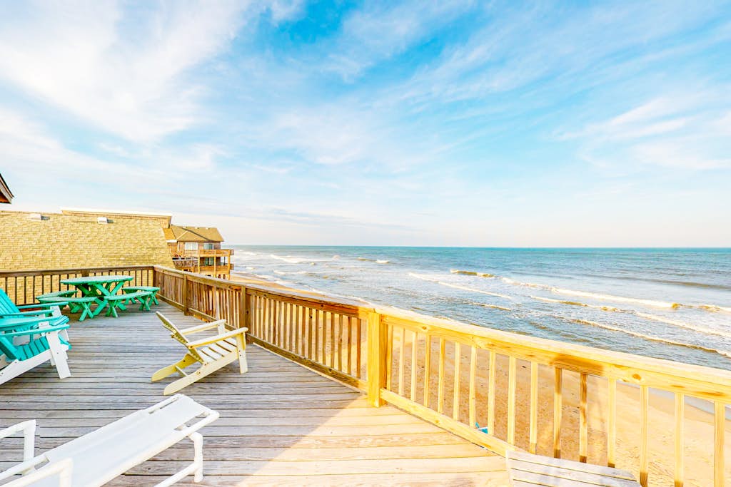 Oceanfront 4 bedroom house w/ private W/D, WiFi, shared pool, AC