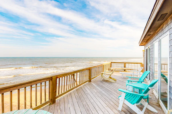 Oceanfront 4 bedroom house w/ private W/D, WiFi, shared pool, AC