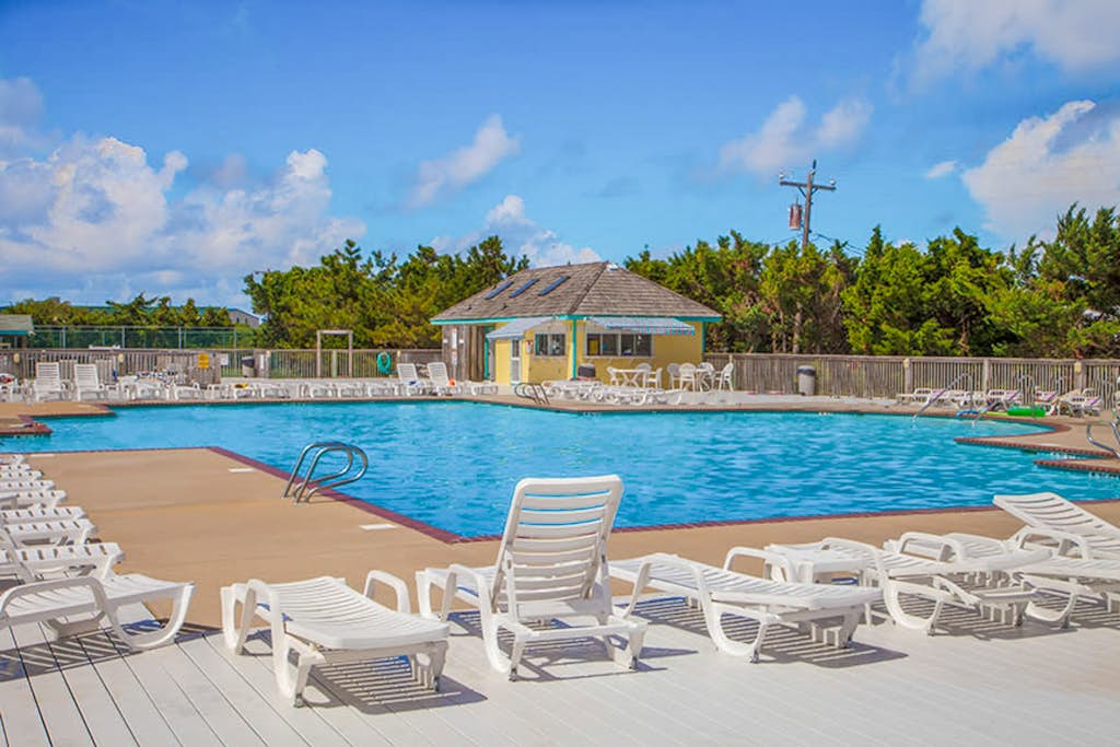 Charming house with ocean view, private hot tub & pool access, washer/dryer & AC