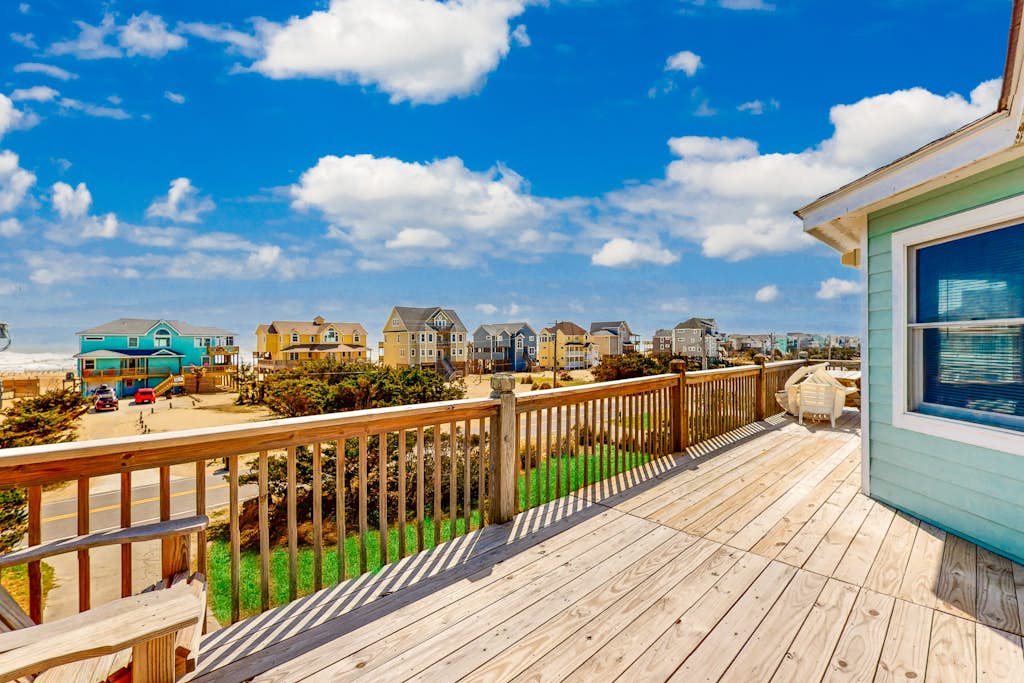 Charming house with ocean view, private hot tub & pool access, washer/dryer & AC