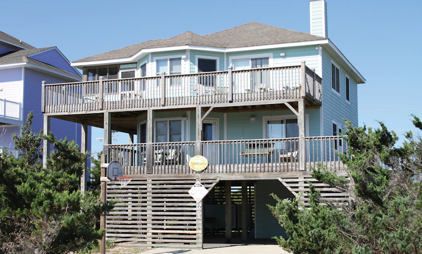 Charming house with ocean view, private hot tub & pool access, washer/dryer & AC