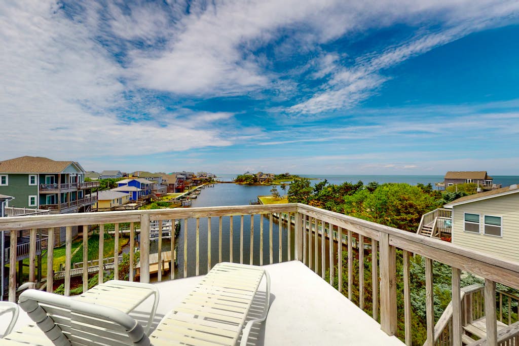 Waterfront House w/ Private Hot Tub, Washer/Dryer, Shared Pool, Central AC, WiFi