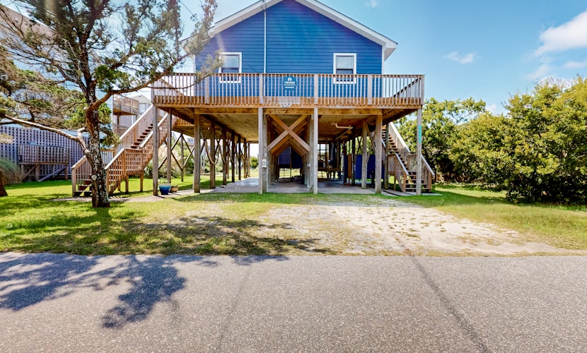 Cute home close to beach with private hot tub, deck, electric vehicle charger