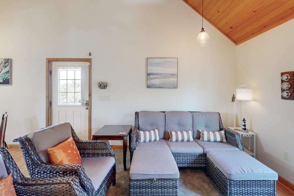 Sea Kottage: Beach access, community pool, stunning water views