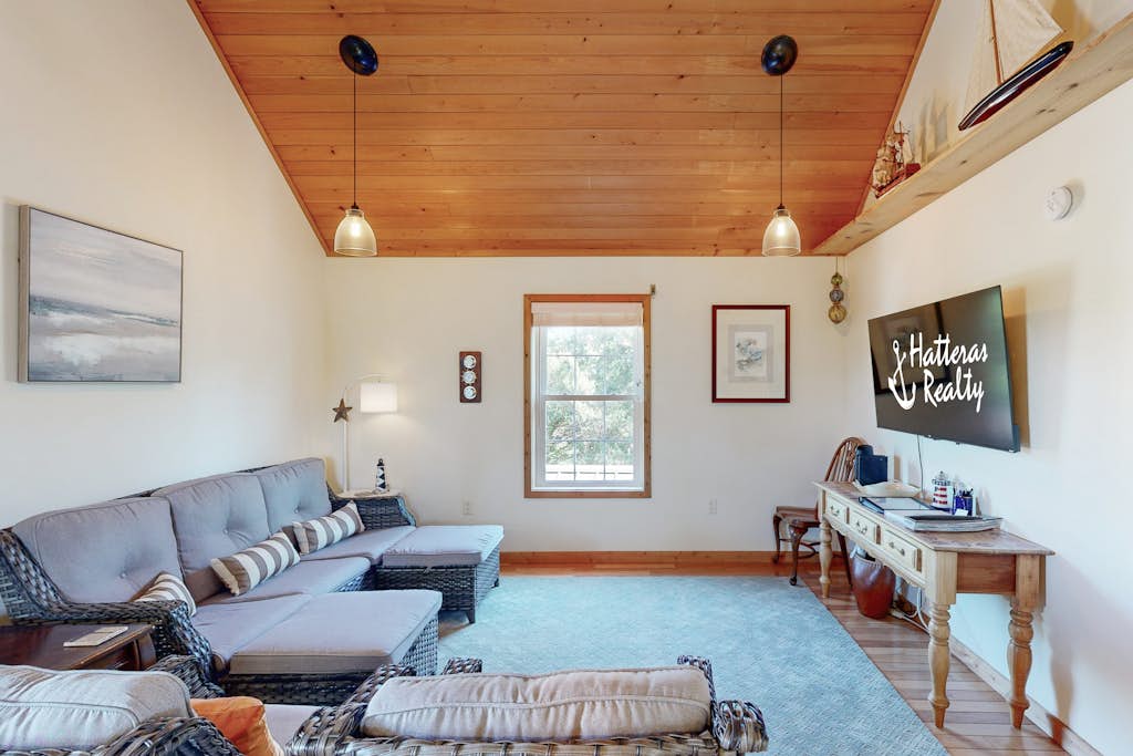 Sea Kottage: Beach access, community pool, stunning water views