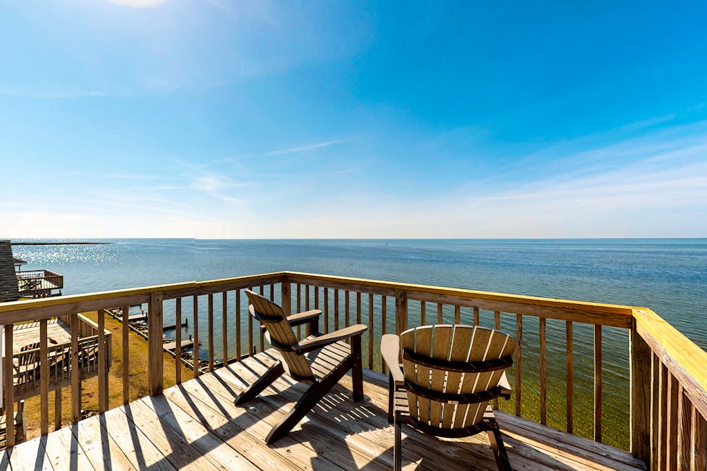 Great sound view waterfront home with private hot tub, AC, W/D & pool access