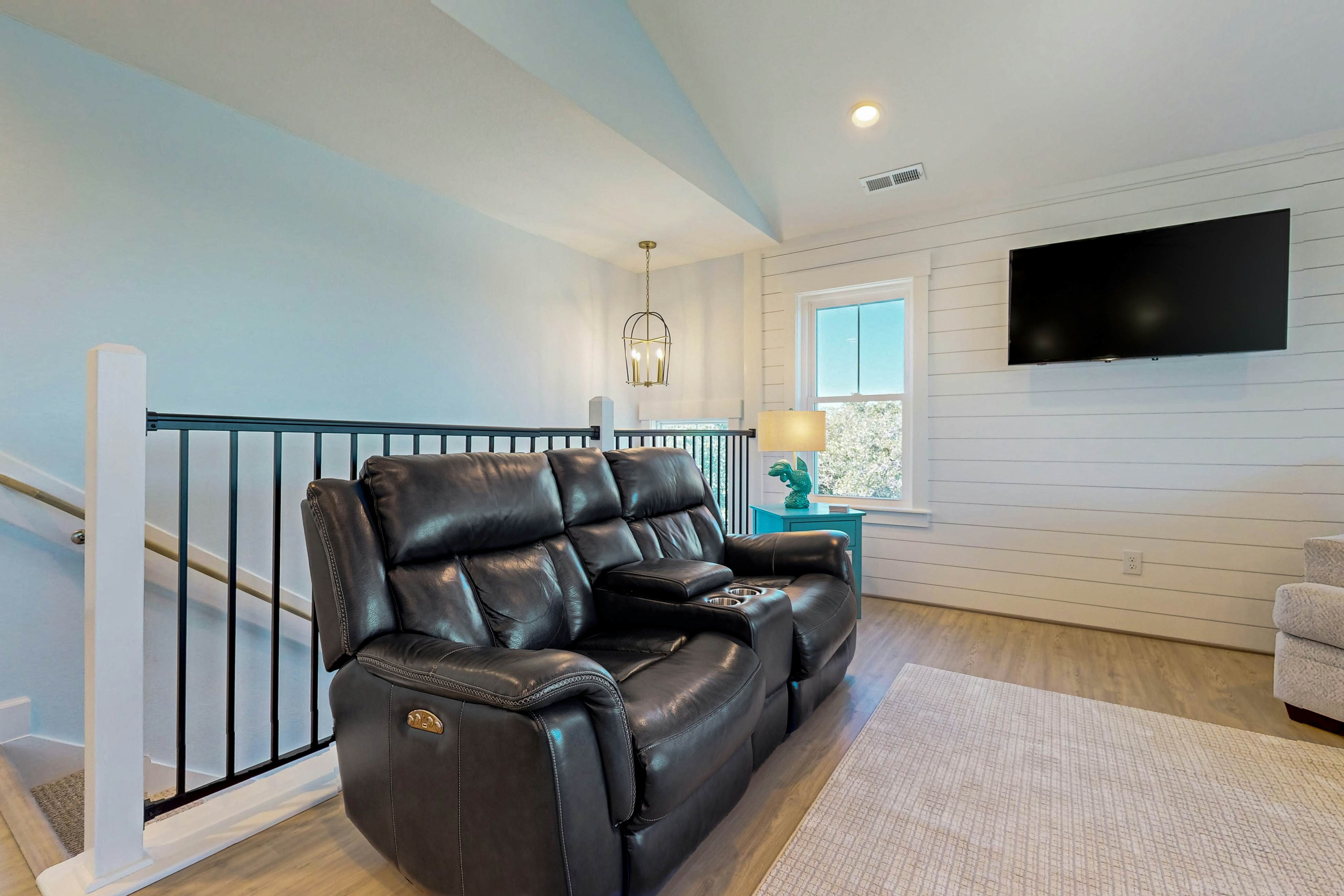 AVKS1125A The Green Turtle  - Upstairs