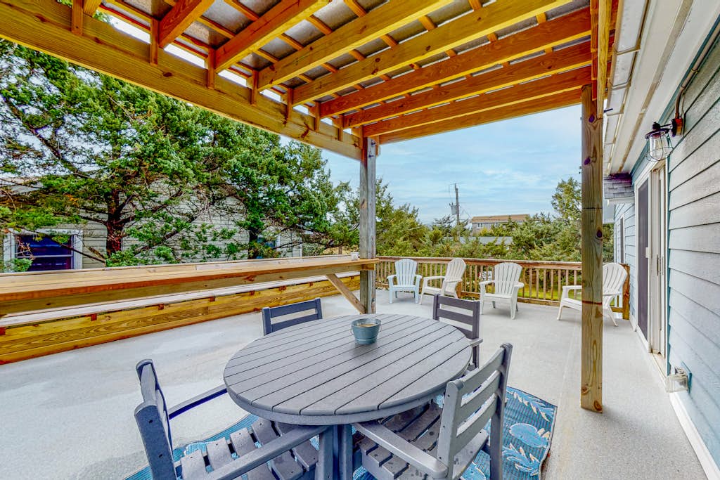 2-story home near the beach w/deck, outdoor shower, W/D, tennis, central A/C