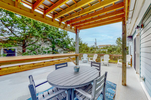 2-story home near the beach w/deck, outdoor shower, W/D, tennis, central A/C