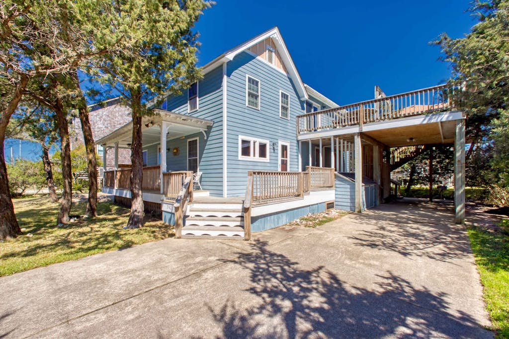 2-story home near the beach w/deck, outdoor shower, W/D, tennis, central A/C