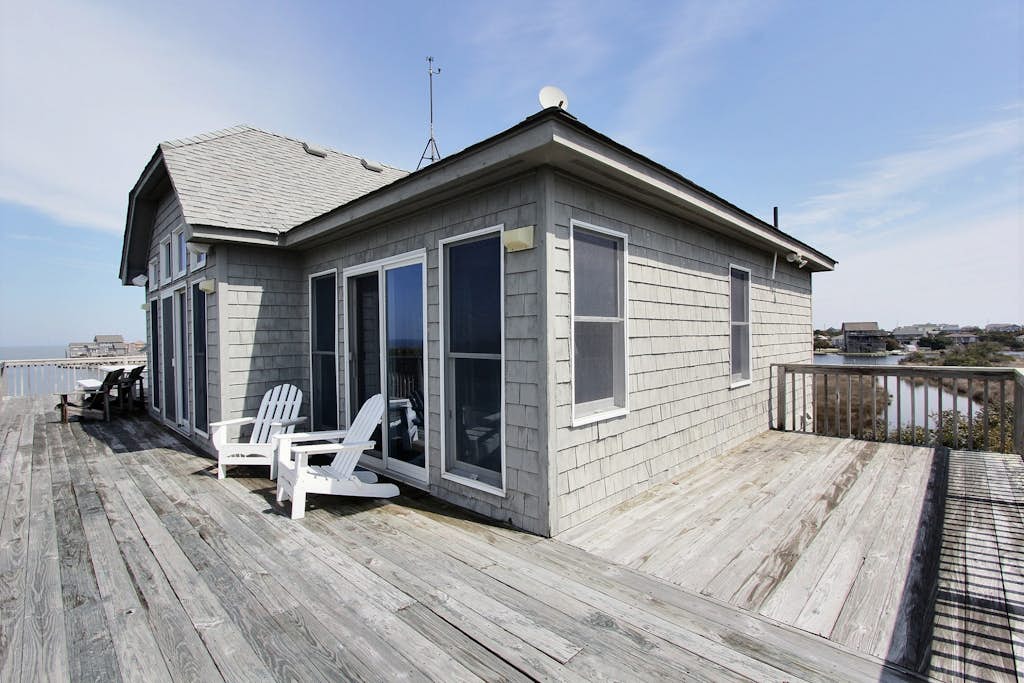 Waterfront home with private hot tub, sound view, shared pool, WiFi